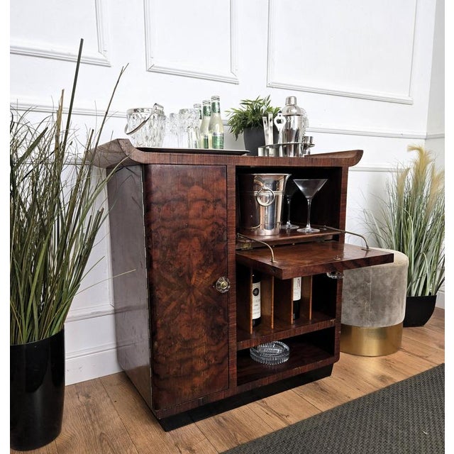 Very elegant Italian Art Deco Mid-Century Modern drinks dry bar cabinet in beautiful veneer walnut briar burl wood,...