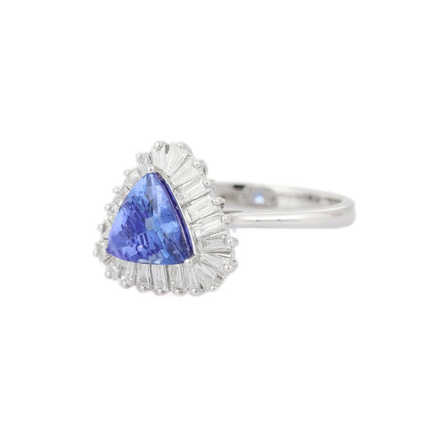 Modern Natural Trilliant Shape Tanzanite 18k White Gold Statement Ring Size 7 For Sale - Image 3 of 7
