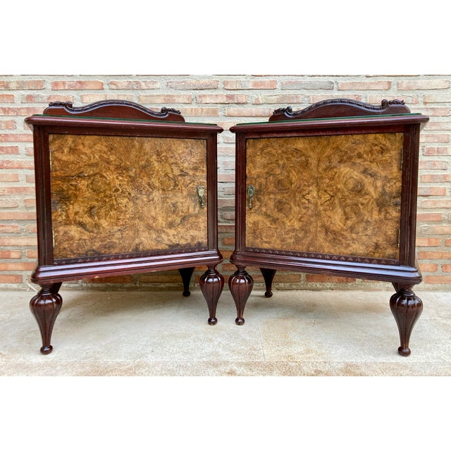 The shape of this pair of classic mid-century nightstands is simply fabulous, with its beautiful wooden legs at the front,...