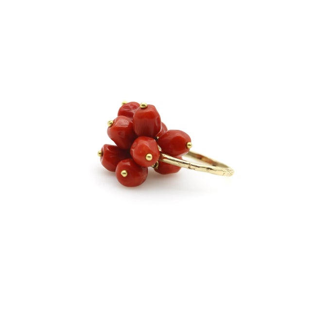 This is part of Chairish’s Fine Jewelry assortment. This vintage 18k gold ring features a cluster of deep red, faceted...