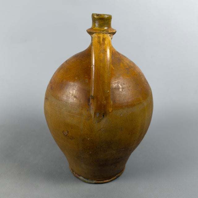 This splendid "quartara" represents an excellence of the Salento figula tradition from the mid-20th century. Once an...