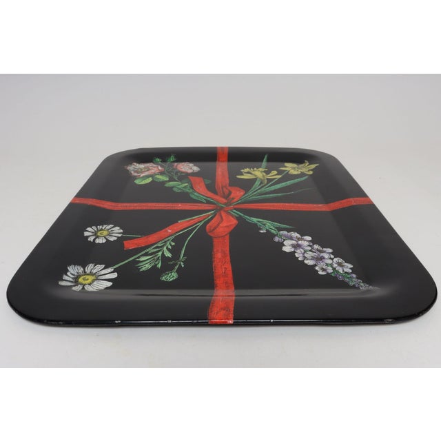 Atelier Fornasetti Large Vintage Lacquered Metal Litho Ribbon and Floral Tray by Piero Fornasetti For Sale - Image 4 of 18