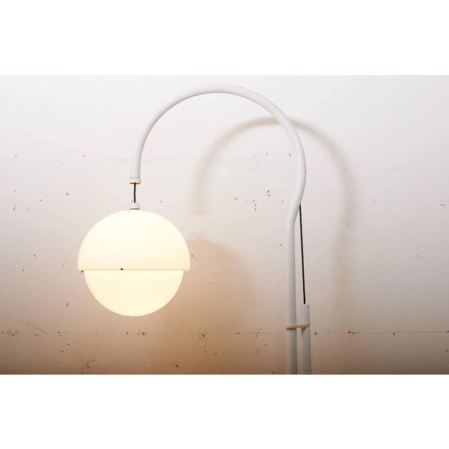 Model 4055 Height-Adjustable Floor Lamp in White Metal with Plastic Hemisphere Shade by Luigi Bandini Buti for Kartell, 1965 For Sale - Image 3 of 10