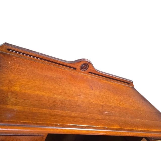 Bring timeless elegance to your home with this beautiful antique Edwardian oak display cabinet, dating to the early 20th...