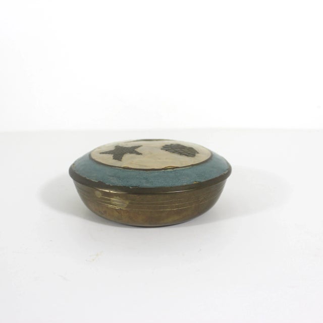 1970s 1970s Vintage Painted Enamel Brass Box With Shells For Sale - Image 5 of 10