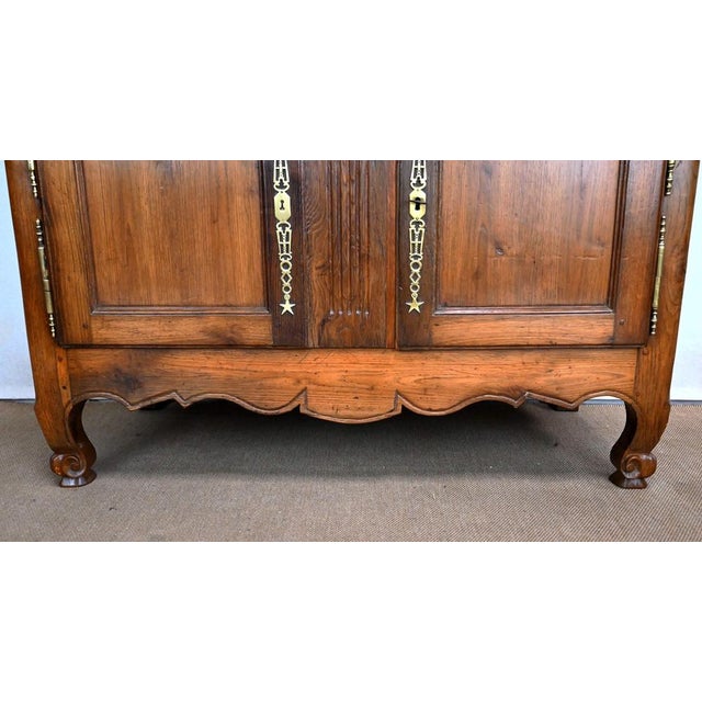 Louis XV Style Buffet in Light Oak, Mid-19th Century For Sale - Image 16 of 18