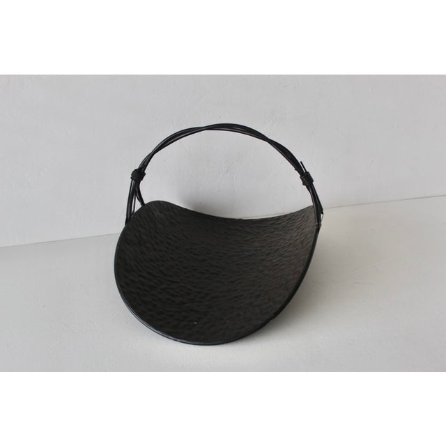 Mid-Century Modern Vintage Curved Hammered Cradle Black Metal Firewood Log Holder Wire Wrapped Handle For Sale - Image 3 of 15