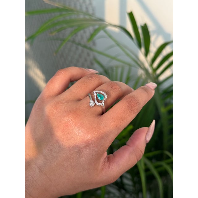 Emerald & Diamond Heart Halo Toi Et Moi Bypass Ring in 14k White Gold Size 9 For Sale In New York - Image 6 of 17
