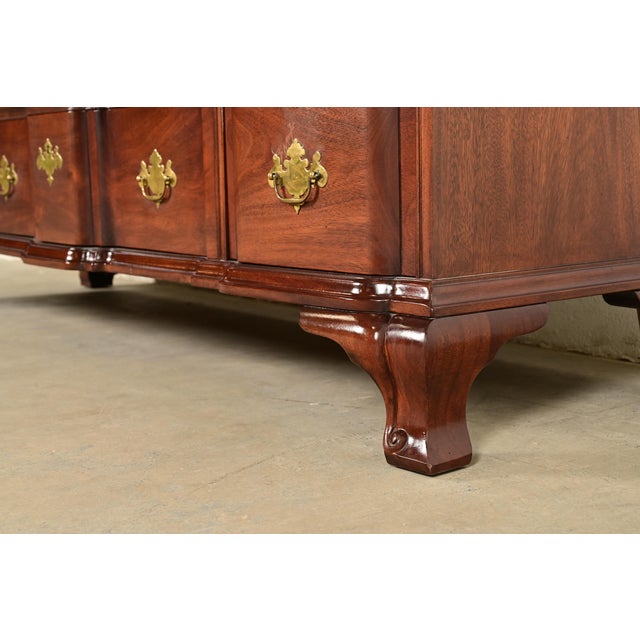 Kindel Furniture Georgian Carved Solid Mahogany Block Front Triple Dresser For Sale - Image 13 of 18