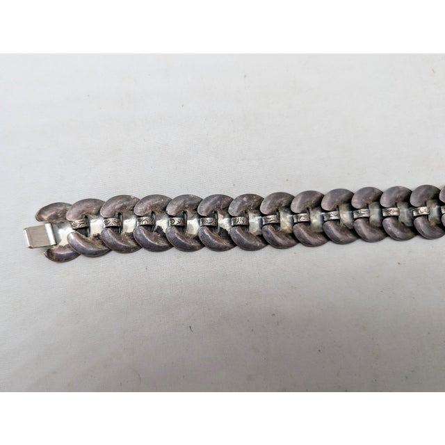 1950s Vintage 1950s Signed Napier Silvertone Etched Stars & Clouds Round Link Bracelet For Sale - Image 5 of 9