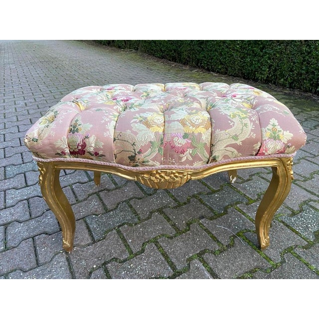 1990's French Louis XVI Gilt Ottoman Bench – Pink Tufted Damask Upholstered Seat For Sale - Image 6 of 8