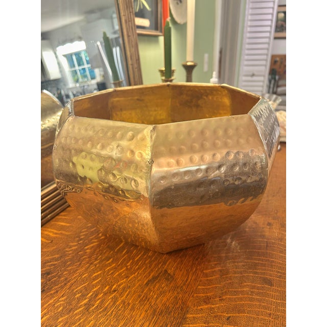 Vintage Hollywood Regency Large Hammered Brass Octagonal Planter For Sale In New Orleans - Image 6 of 9