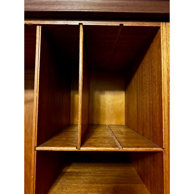 Rare English Art Deco Warings Perfection Mahogany Wardrobe c.1930 | Lancaster Factory For Sale - Image 4 of 10