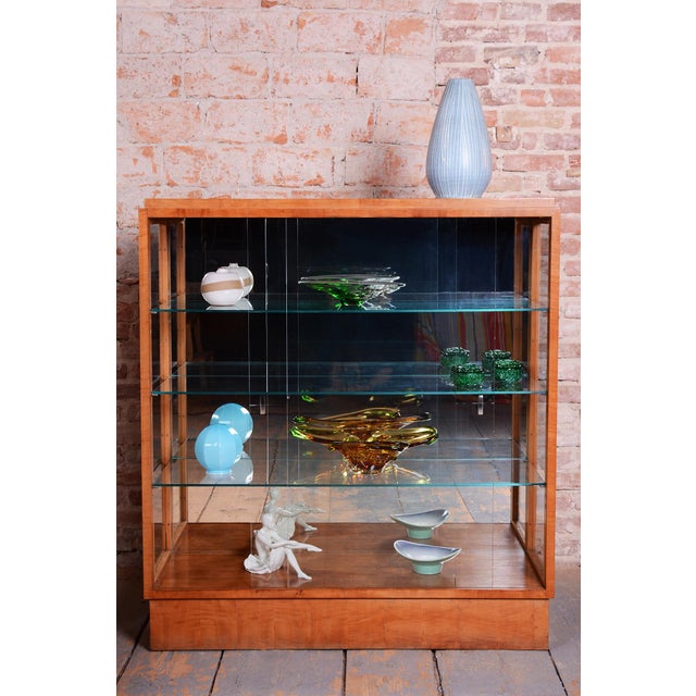Art Deco Display Cabinets in Maple, Glass, and Mirror, Czech, 1930s, Set of 2 For Sale - Image 17 of 18