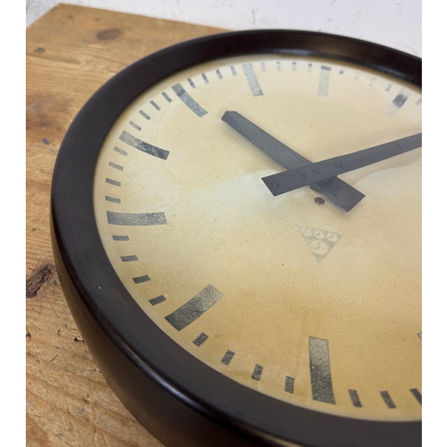 Industrial Brown Bakelite Factory Wall Clock from Pragotron, 1960s For Sale - Image 12 of 18