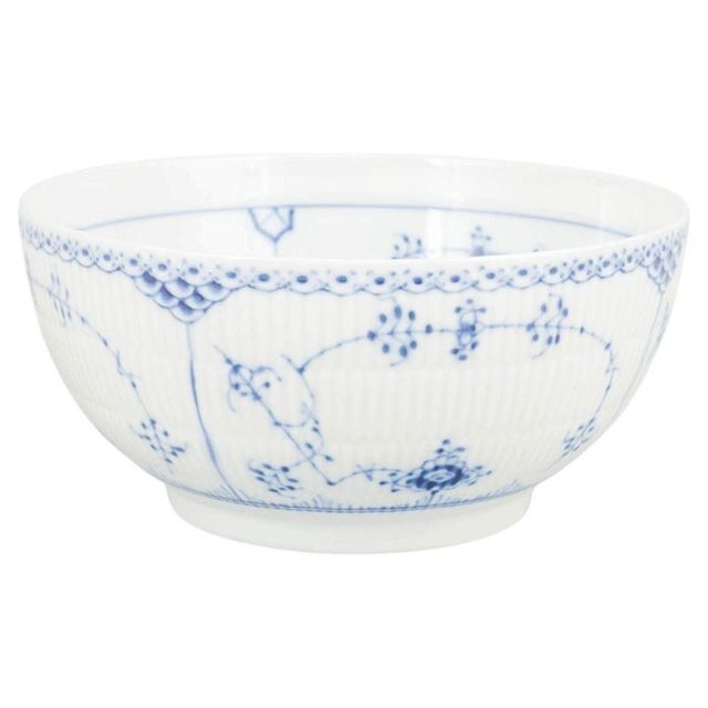 1970s Large Salad Bowl in Blue Fluted Half Lace Porcelain from Royal Copenhagen, 1980s For Sale - Image 5 of 5