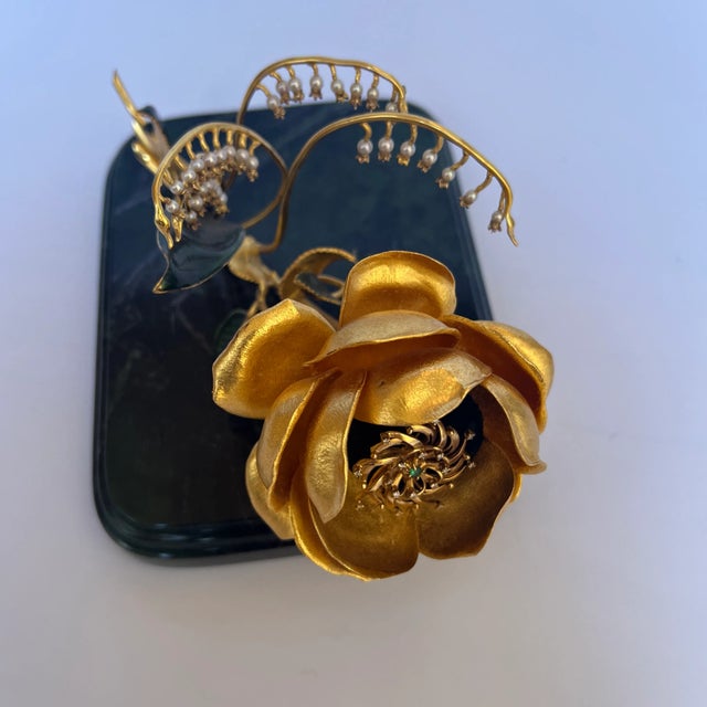 This is The Faberge PRINCESS GRACE ROYAL ANNIVERSARY ROSE by Igor Carl Faberge. It celebrates the 25th wedding anniversary...