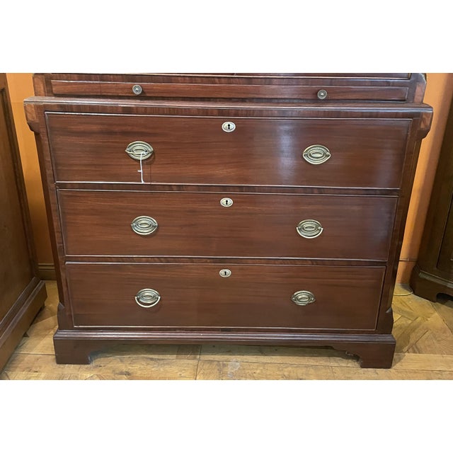 Superb and rare 18th-century George III period chest-on-chest in mahogany. A very fine piece of furniture, known as a...