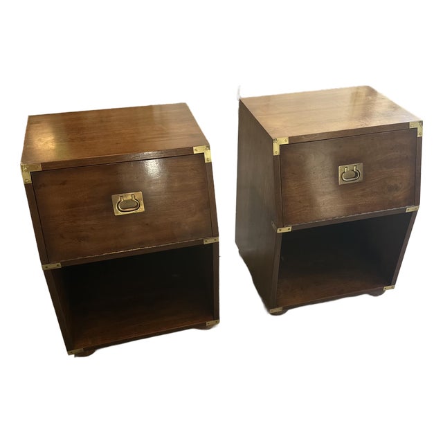 1970s Henredon Campaign Style Solid Wood Nightstands (Pair) – Vintage Brass Trim End Tables For Sale