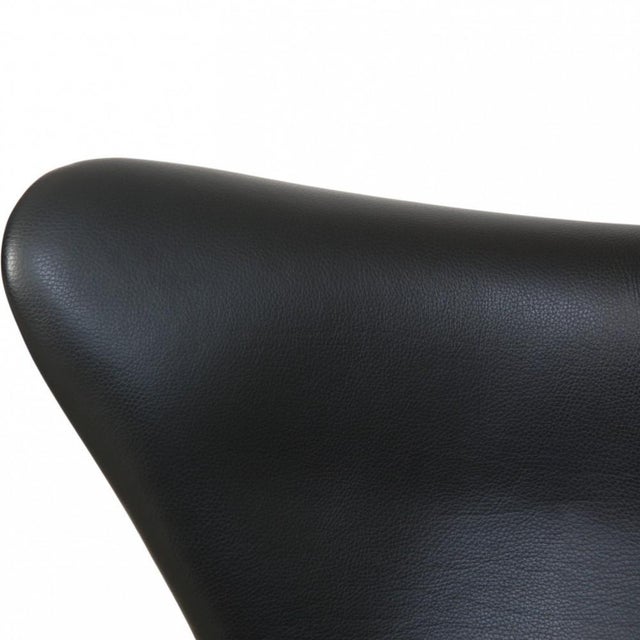 Egg Chair in Black Aura Leather by Arne Jacobsen, 2017 For Sale - Image 4 of 15