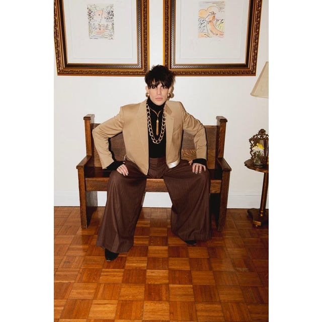 This Y2K-era statement necklace features a modern design of linked gold-tone chains in a white-gold hue. Lightweight and...