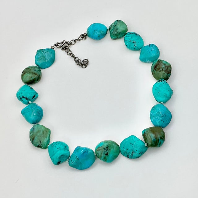 Metal 1980s Southwestern Navajo Boho Chic Faux Turquoise Nugget Beaded Necklace, 19”. For Sale - Image 7 of 9