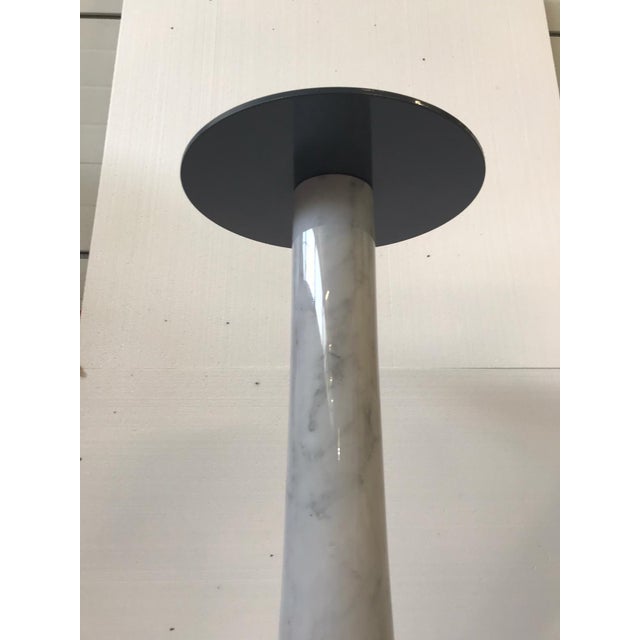 Mid-Century Modern Gueridon Display Column Waiting Room Model in White Carrara Marble and Lacquered Iron by Angelo Mangiarotti, 1980s For Sale - Image 3 of 5