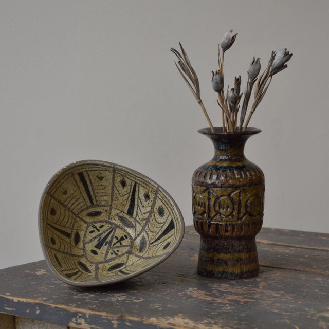 1970s Vintage Triangular Stoneware Bowl With Geometric Glaze Detailing, Circa 1970s For Sale - Image 5 of 14