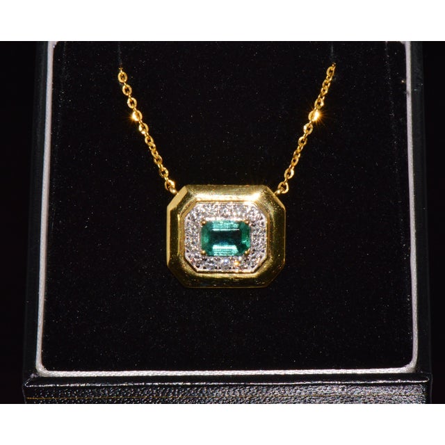 Gia Certified Natural 1.76Cts Emerald Diamond 18k Solid Gold Necklace For Sale - Image 13 of 17
