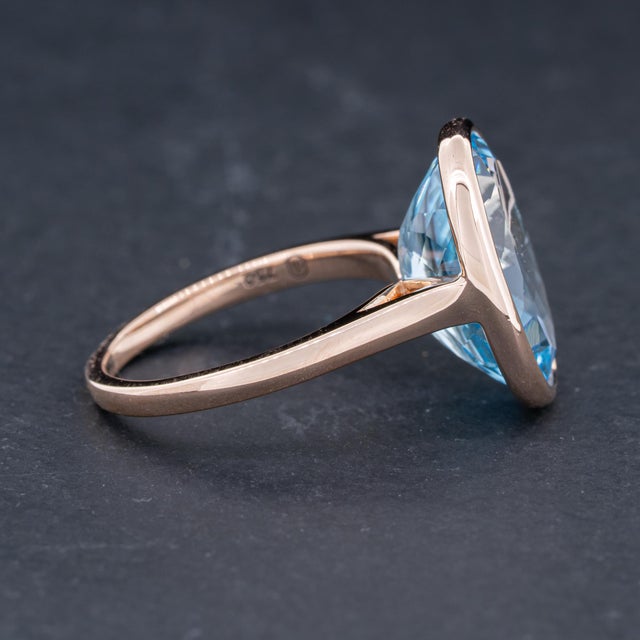 Metal Blue Topaz Solitaire Ring 18k Rose Gold, Size 6.5 For Sale - Image 7 of 10