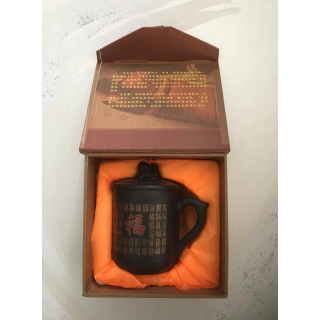 Chinoiserie Black Covered Mug With Foodog Finial "Good Luck" in Presentation Box For Sale In San Diego - Image 6 of 9