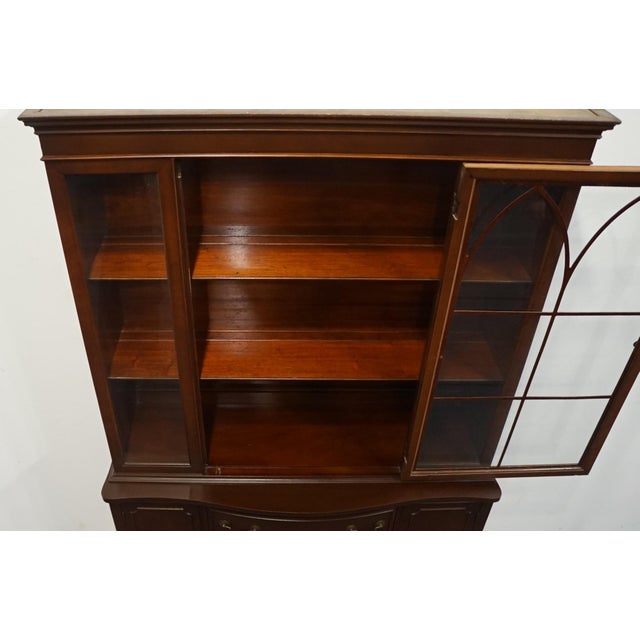 Duncan Phyfe Vintage Antique Solid Mahogany Traditional Duncan Phyfe Style 45" China Cabinet 724-19 For Sale - Image 4 of 13