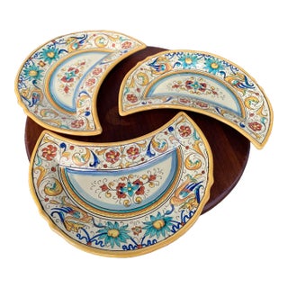 Early 20th Century Deruta Italy Ceramic Crescent Plates With Raffaelesco Pattern - Set of 3 For Sale