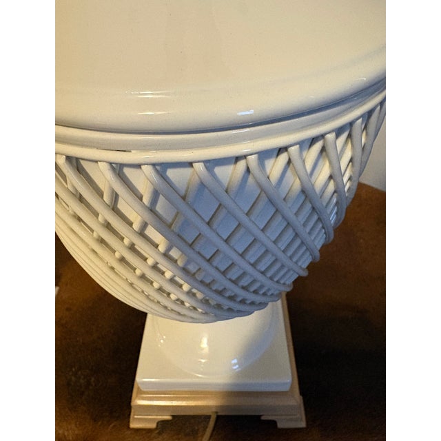 2000 - 2009 Vintage Frederick Cooper Ivory Lattice Porcelain Urn Shaped Lamps With Soft Gold Pineapple Leaf Decoration - Pair For Sale - Image 5 of 7