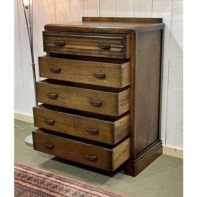 English Art Deco Style Oak Chest of Drawers, 1950s, in Good conditions. Designed 1950 to 1959