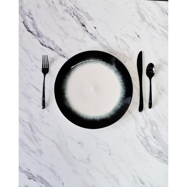 Contemporary Set of 8 Minimalist "Variation 5 Dé" Dinner Plates by Ann Demeulemeester for Serax, in White Glazed Porcelain With Organic Black Border For Sale - Image 3 of 10