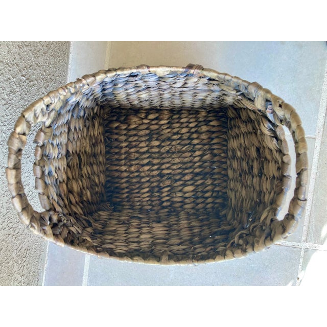 Late 20th-Century Rustic Chic Braided Seagrass Pedestal Floor Basket For Sale - Image 9 of 13
