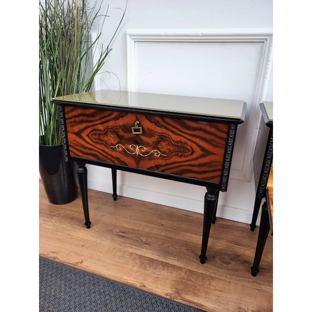 Mid-Century Modern Italian Art Deco Style Walnut Bedside Tables with Glass Tops, 1950s, Set of 2 For Sale - Image 3 of 9