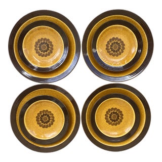 1970s Homer Laughlin, Apollo, Stoneware, Dinner Plates and Salad Plates Set- 8 Pieces For Sale