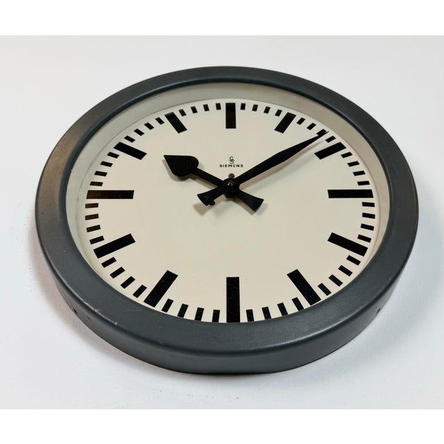 1950s Vintage Industrial Factory Wall Clock from Siemens, 1950s For Sale - Image 5 of 16