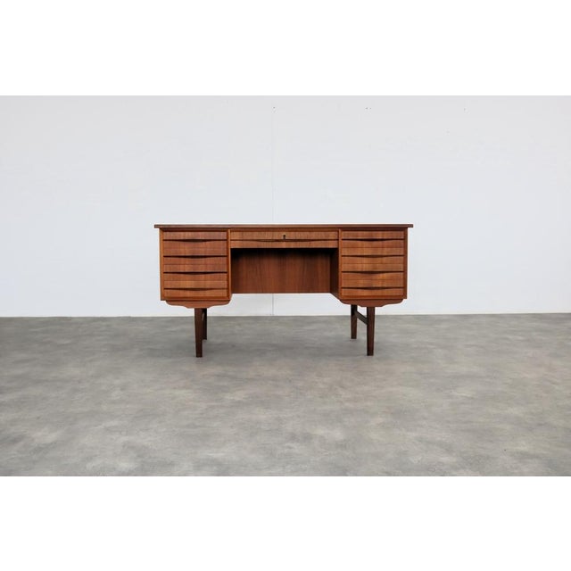 Vintage Danish Desk in Teak, 1960s, in Good conditions. Designed 1960 to 1969
