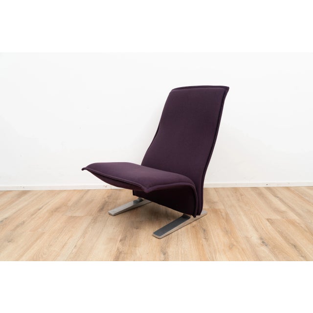 Model F780 Concorde lounge chair from Artifort. The chair comes with a purple fabric upholstery on a chrome plated frame....