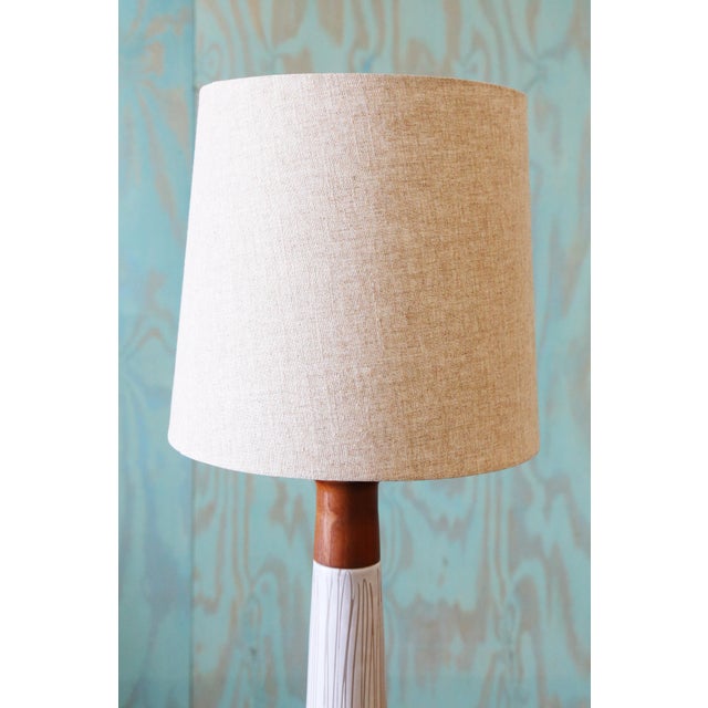 1960s 1960s Jane and Gordon Martz Table Lamp M165 Marshall Studios Matte White Tan Incising Walnut For Sale - Image 5 of 9