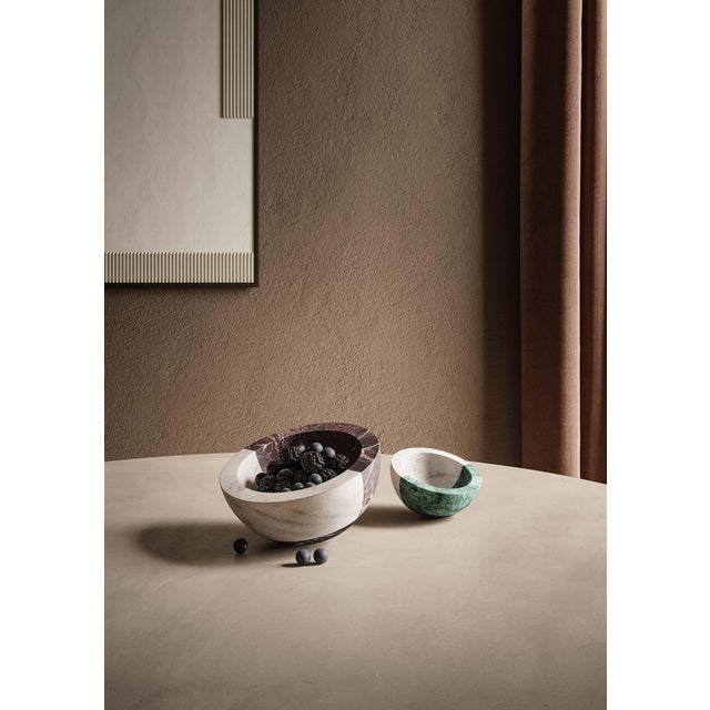 Who says a bowl has to be straight and still? Far from being a motionless prop, the Gae bowl overturns expectations and...