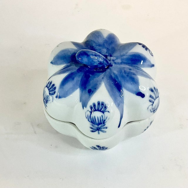 1970s Vintage Hollywood Regency Chinoiserie Blue & White Pumpkin Trinket Box, Halloween, Thanksgiving For Sale - Image 4 of 9