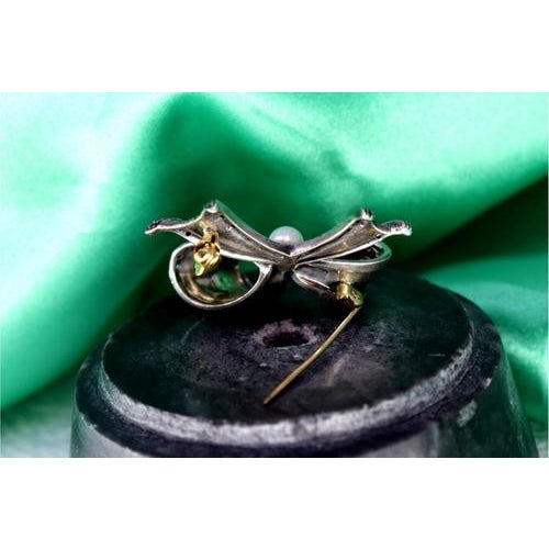 Gold and Silver Bow-Shaped Brooch with Diamond Flakes For Sale - Image 6 of 9