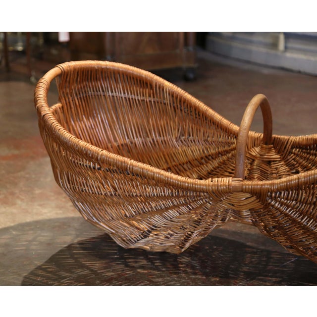 French Early 20th Century French Grape Harvest Wicker Basket With Bamboo Handle For Sale - Image 3 of 6