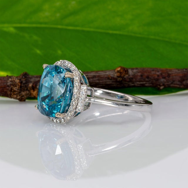 Metal 7.9Ct Blue Zircon Ring With Natural Diamond Halo: Solid 14k Gold, Size 6.75 For Sale - Image 7 of 10