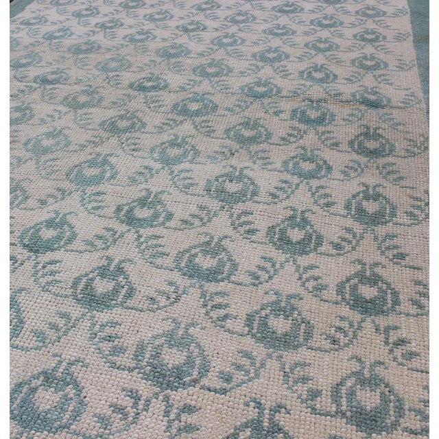 Mid 20th Century Mid 20th Century Vintage Turkish Oushak Rug With All-Over Design in Light Blue and Cream For Sale - Image 5 of 7