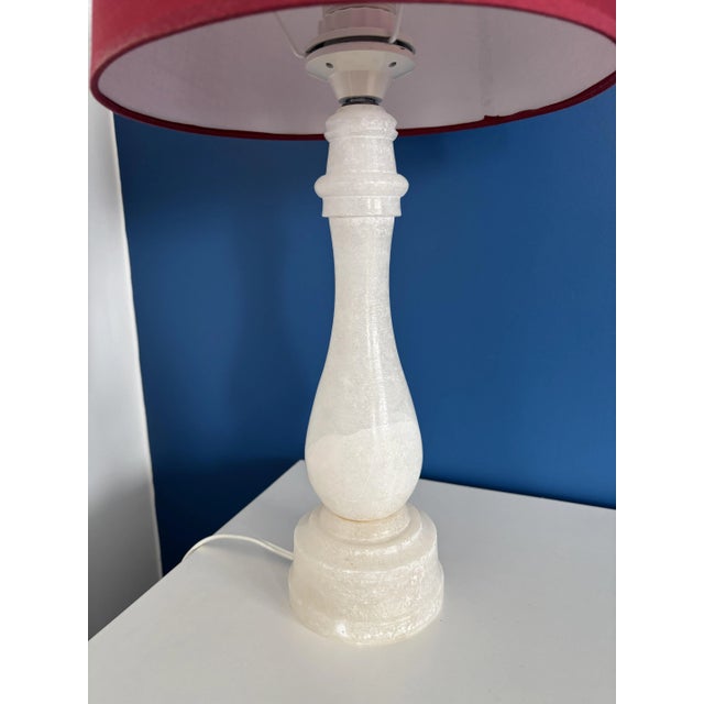 Alabaster table lamp in very good condition Red lampshade Elegant interior decoration Total height: 48 cm (foot: 34cm)...